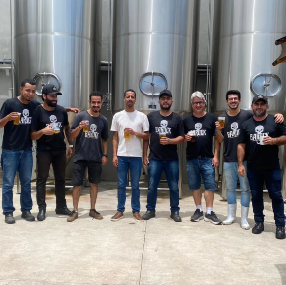 Equipe Barock diante dos tanques da cervejaria
